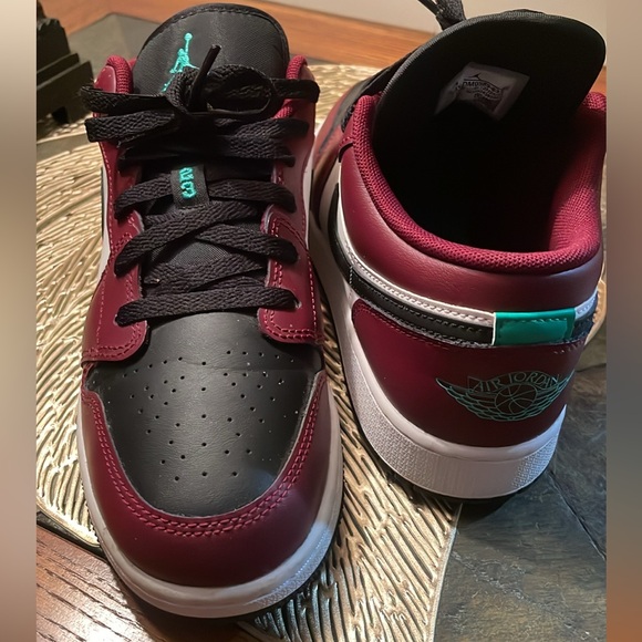 Air Jordan 1 low SE “dark beetroot”. Like new! EUC - Picture 11 of 13